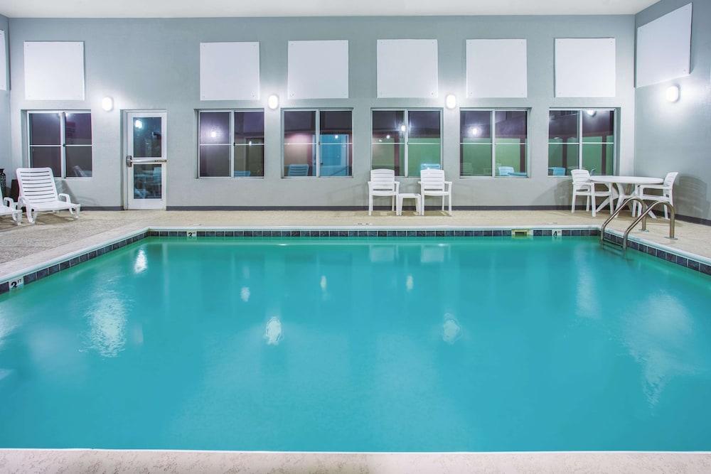 La Quinta Inn & Suites by Wyndham O'Fallon, IL - St. Louis photo 16