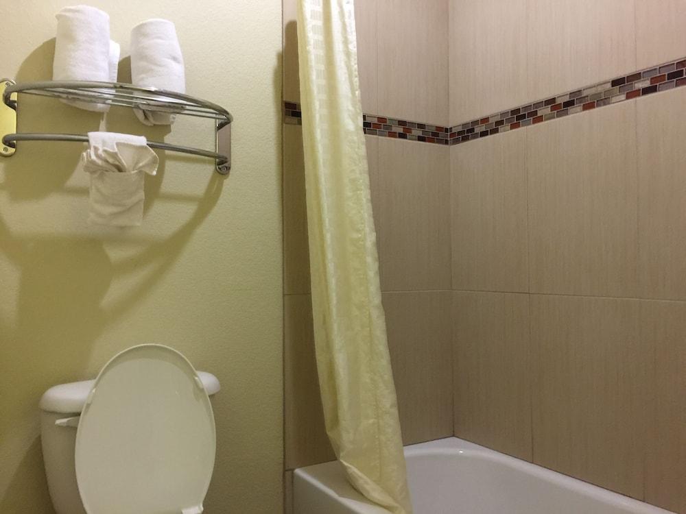 Pearsall Inn & Suites photo 36