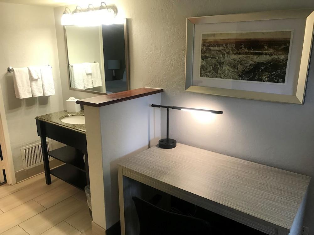 SureStay InnSuites Phoenix Hotel & Suites by Best Western photo 9