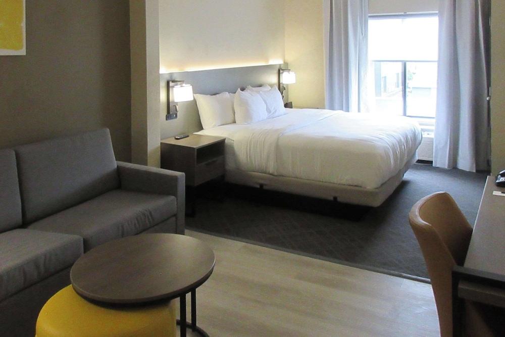 Comfort Suites Stevens Point photo 17