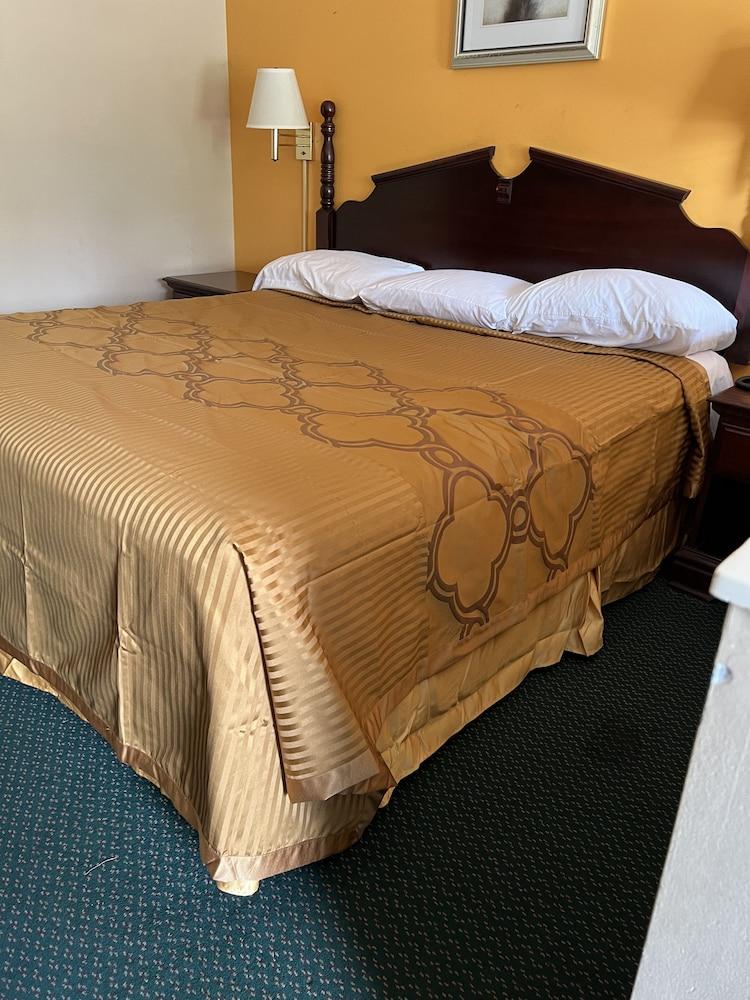 Deluxe Inn & Suites photo 23