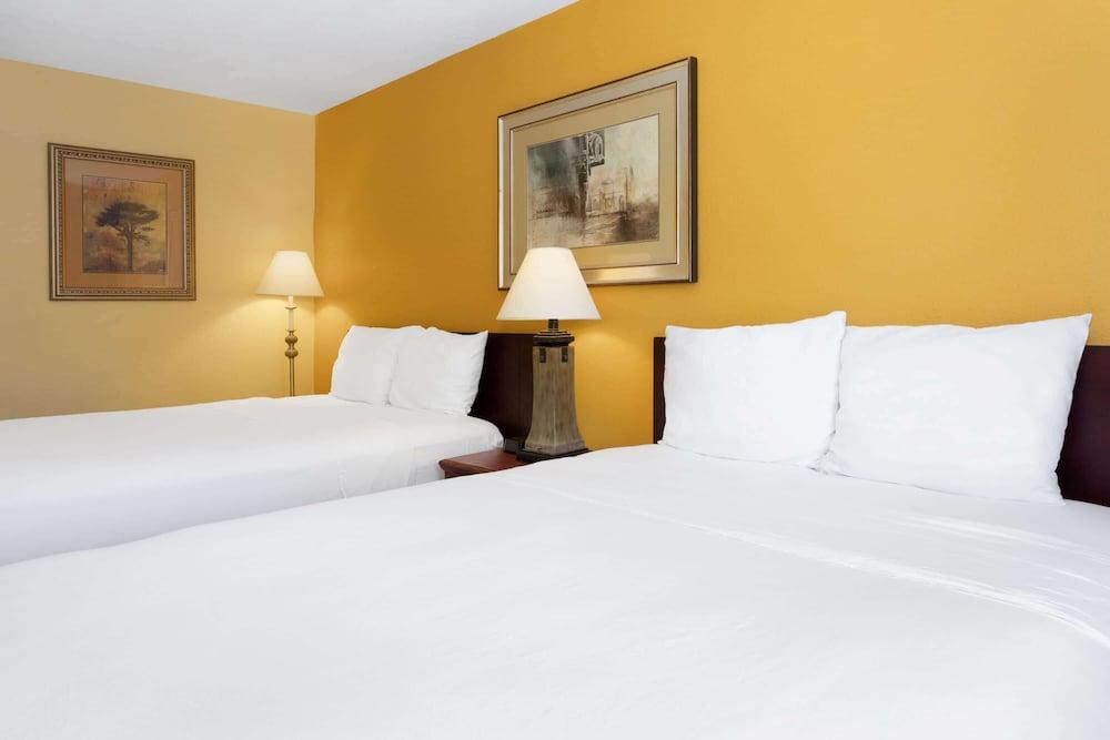 Travelodge by Wyndham Albuquerque East photo 26