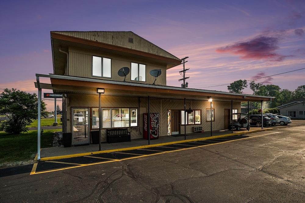 Great Lakes Inn and Suites — hotel in South Haven