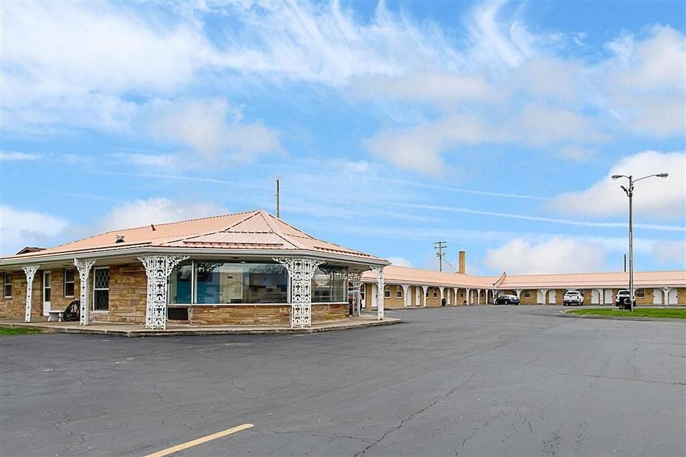 Highway Inn photo 24