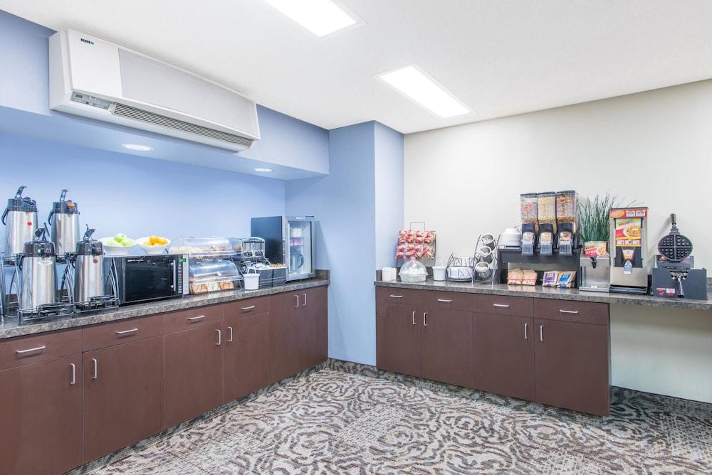 Microtel Inn & Suites by Wyndham Seneca Falls photo 15