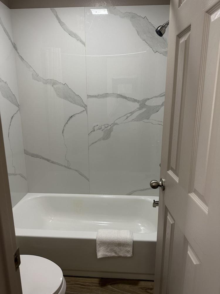 Express Inn & Suites photo 17