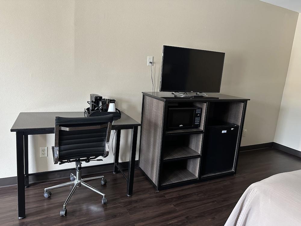 Express Inn & Suites photo 13