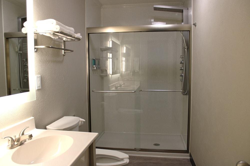 Boarders Inn & Suites photo 28