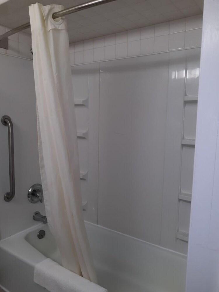 Rodeway Inn photo 24