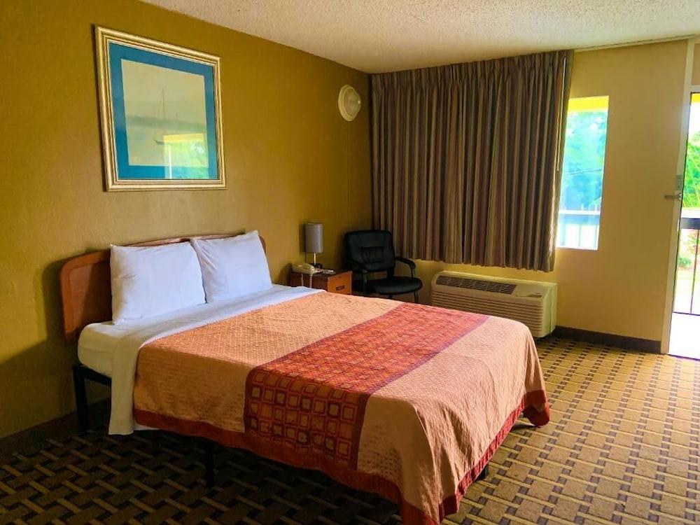 Red Carpet Inn & Suites photo 10