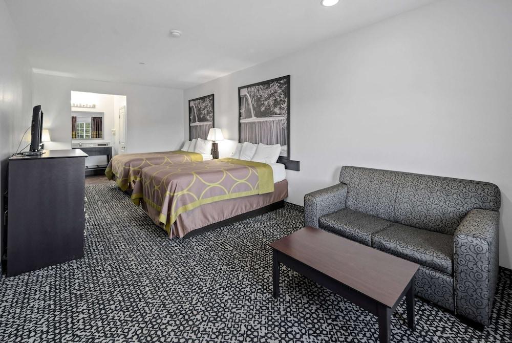 Super 8 by Wyndham Carthage TX photo 20