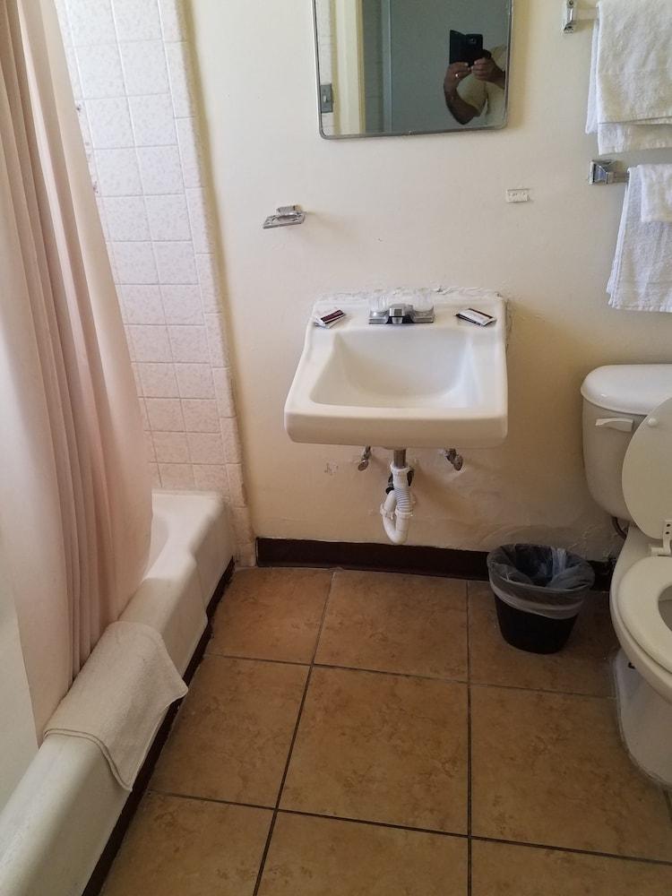Beverly Crest Motor Inn photo 9