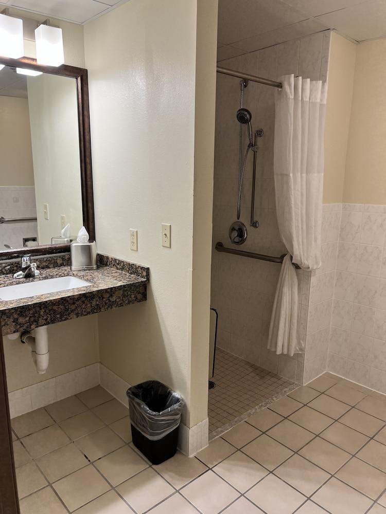 AmericInn by Wyndham Iowa Falls photo 31