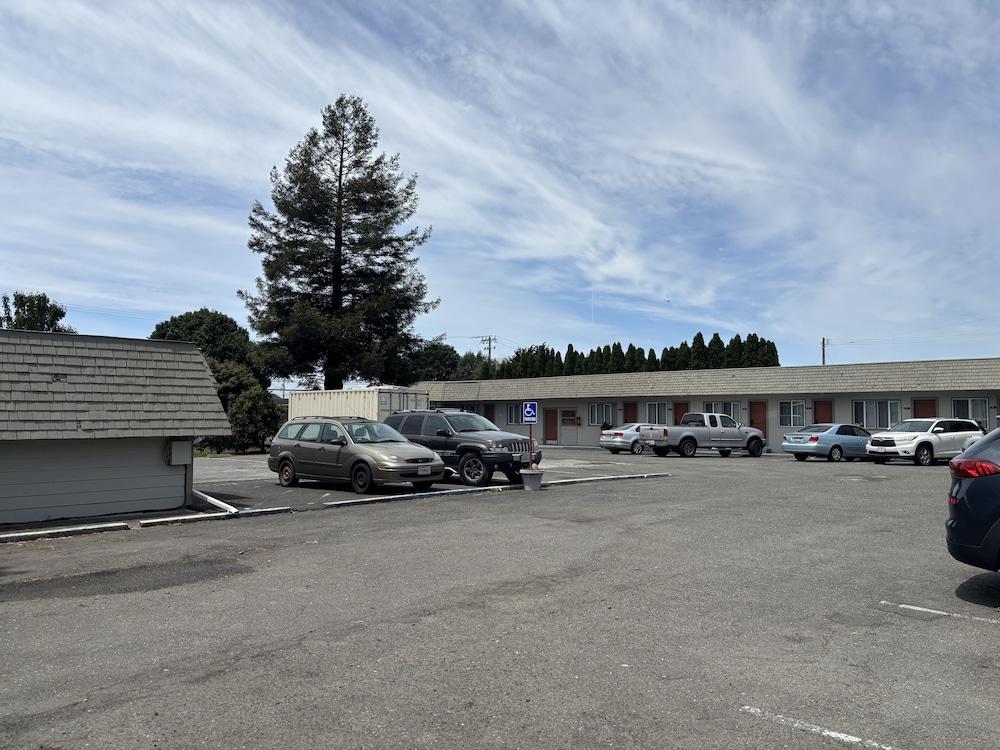 6 Rivers Motel Fortuna near Hwy 101 photo 23