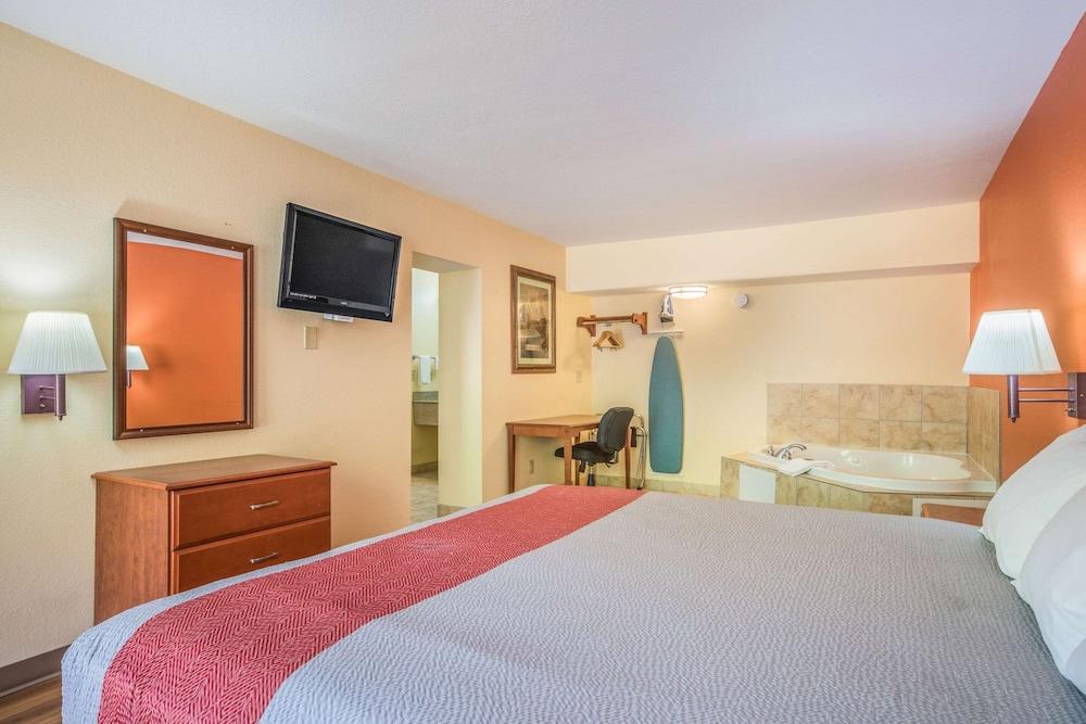 Rodeway Inn & Suites photo 23