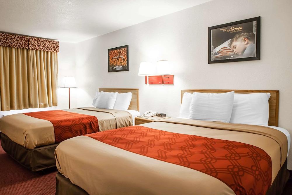 Econo Lodge Truman Inn photo 5