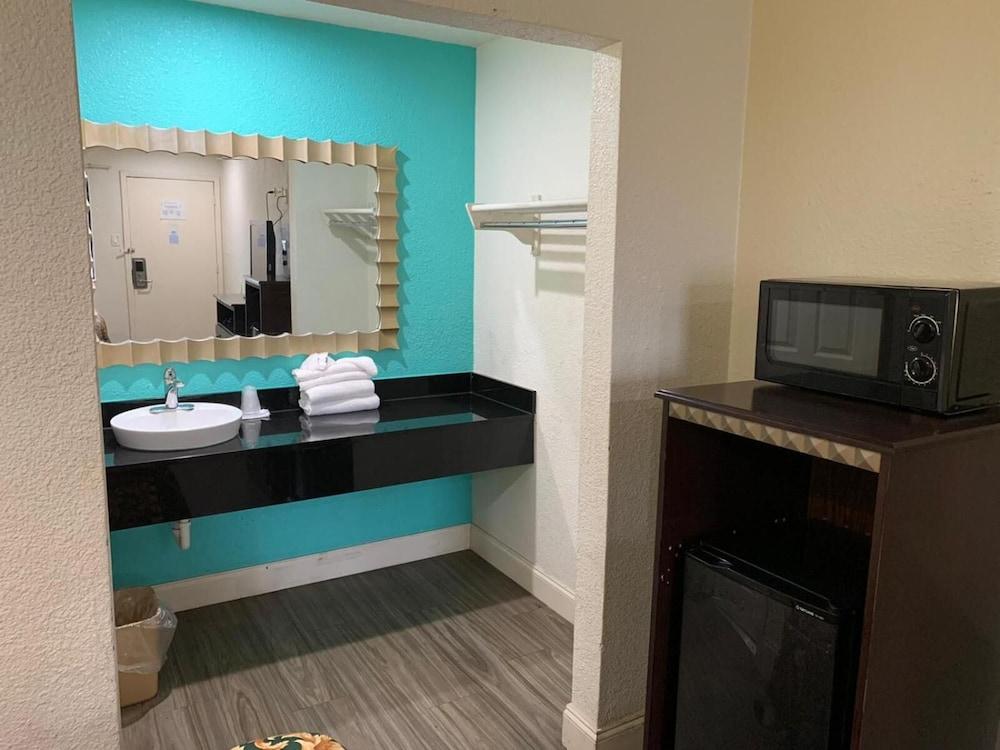 Super 7 Inn by Hotel O Dallas I 20 photo 13