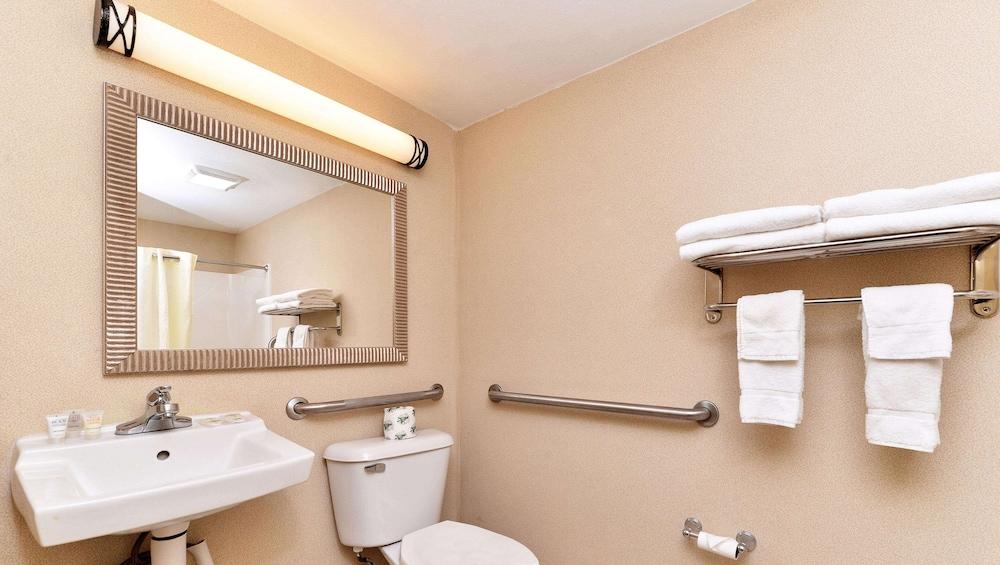 Executive Inn & Suites photo 5