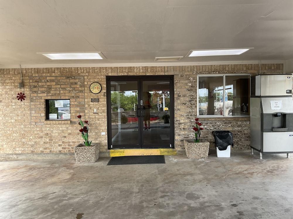 Glen Rose Inn and Suites photo 10