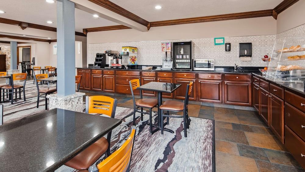 Ramada by Wyndham Cedar Rapids South photo 22