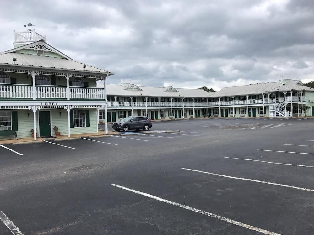 Deluxe Inn And Suites photo 1