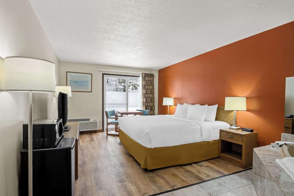Econo Lodge Manistee photo 12