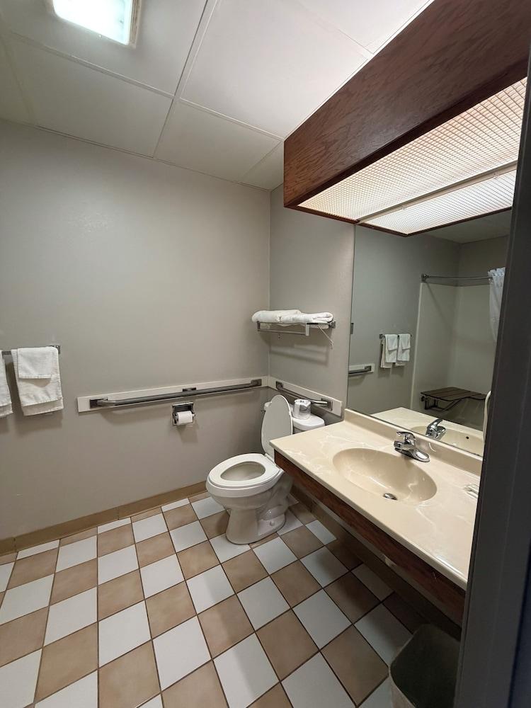 Relax Inn & Suites photo 6