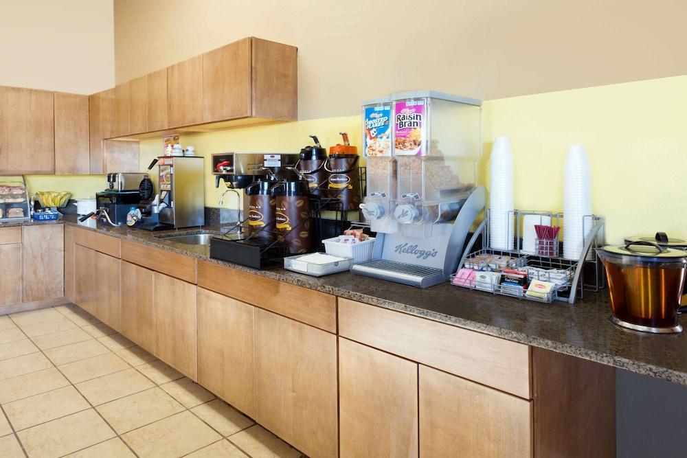 Super 8 by Wyndham Carroll photo 13