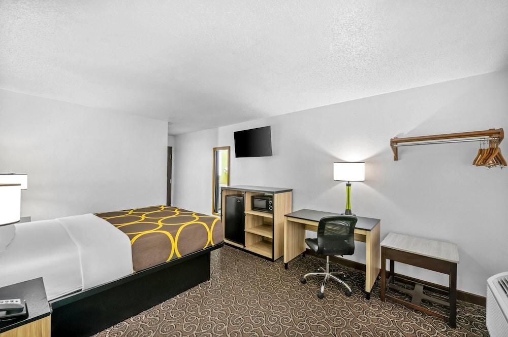 Super 8 by Wyndham Franklin photo 25
