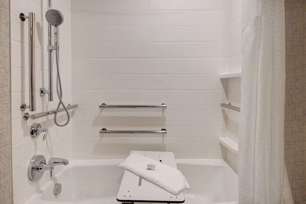Holiday Inn Express & Suites Detroit Dearborn by IHG photo 38