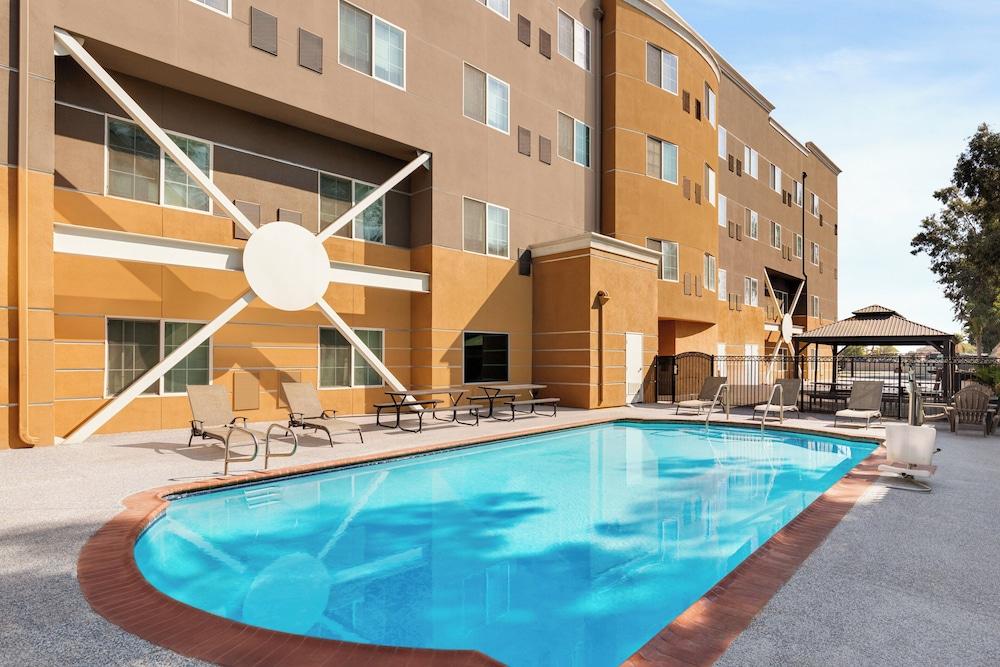 Holiday Inn Express and Suites Bakersfield Central by IHG photo 14