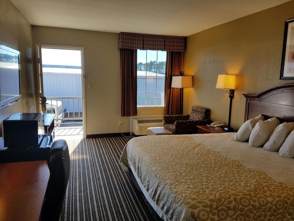 Days Inn by Wyndham Leesville photo 50