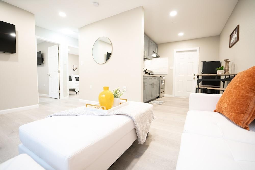 University Serenity Suites 14th photo 13