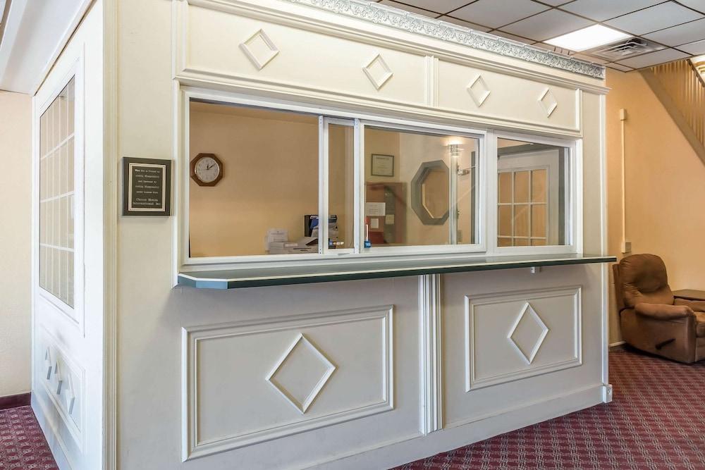 Econo Lodge Reading Airport photo 3