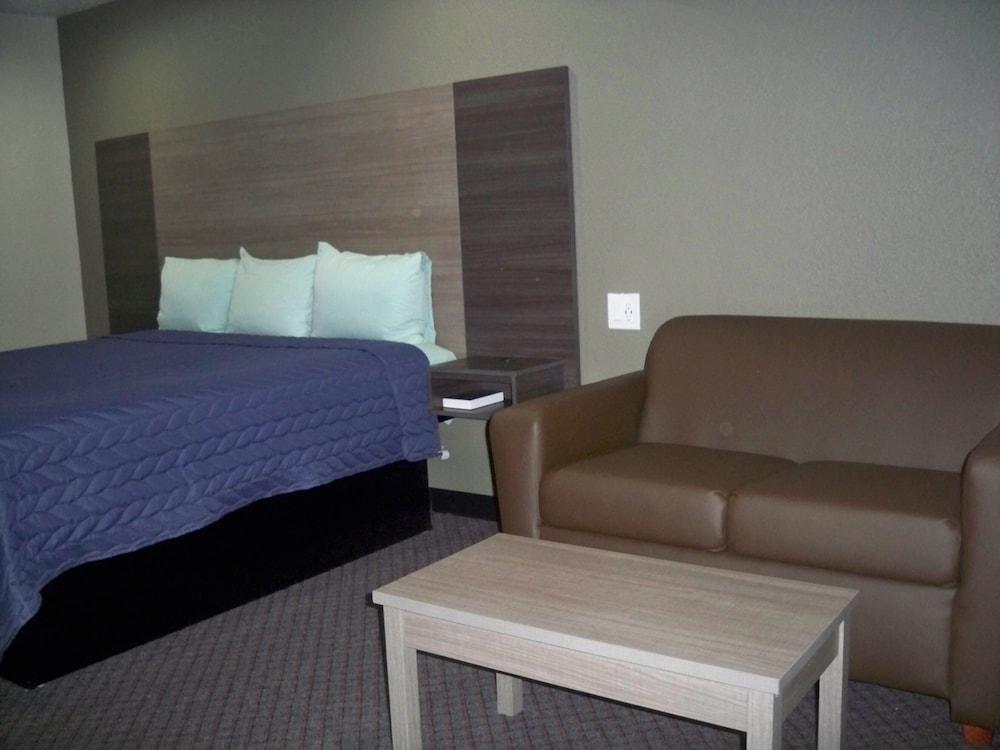 Scottish Inn & Suites photo 25