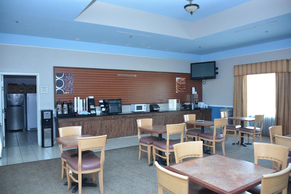 Baymont by Wyndham Brenham photo 51