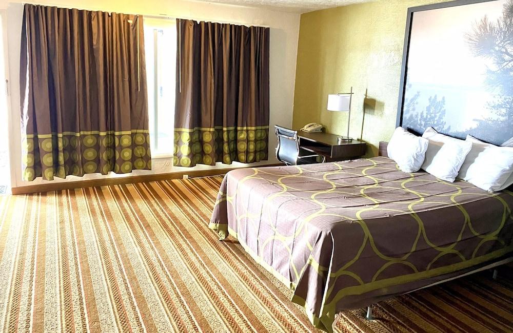 Super 8 by Wyndham Wells photo 17