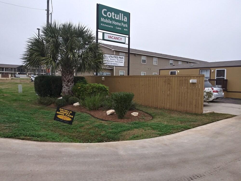 Cotulla Homes photo 10
