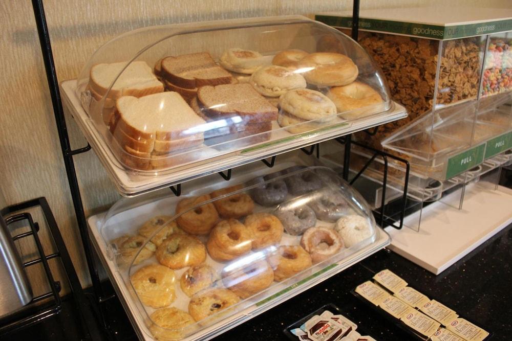 Bellerose Inn photo 32
