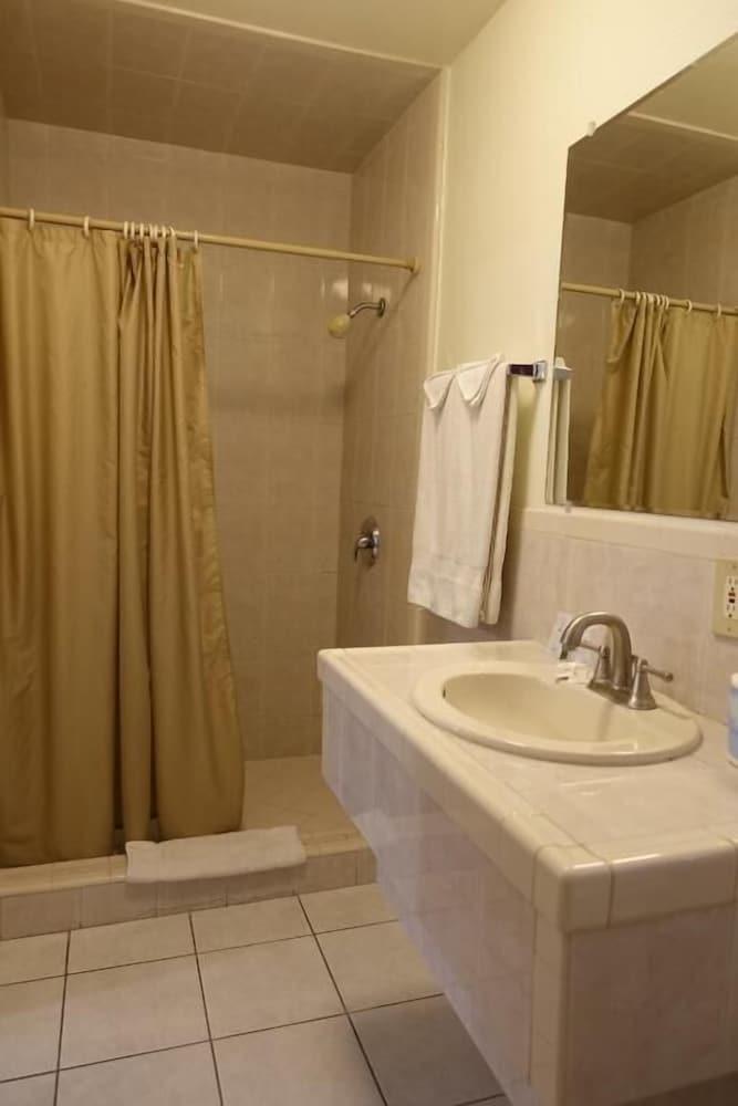 Baycities Motel photo 19