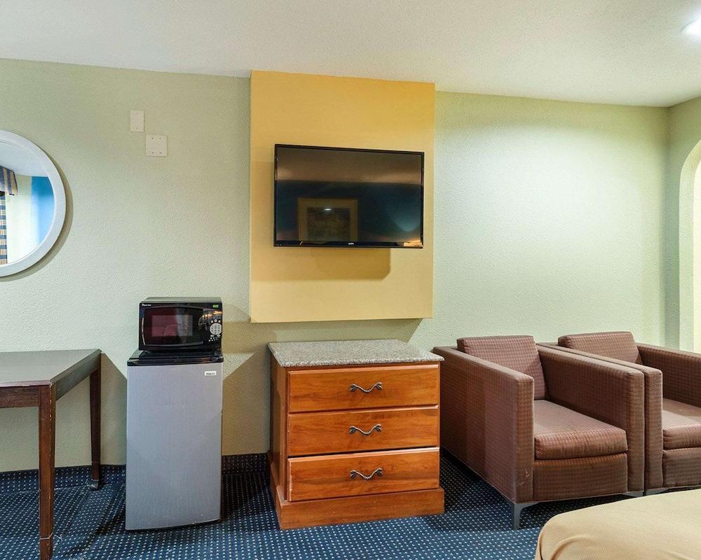Rodeway Inn South Houston photo 18