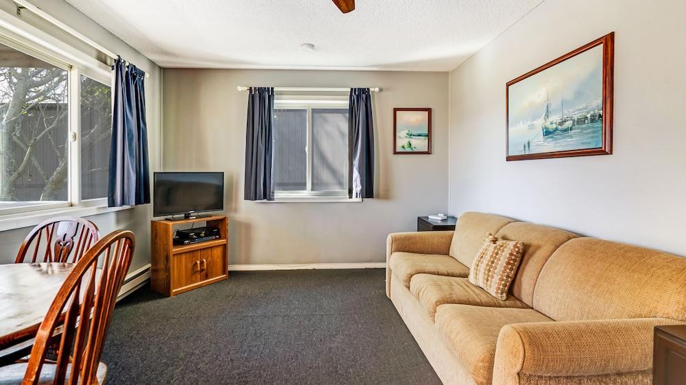 Montauk Oceanside Suites photo 10