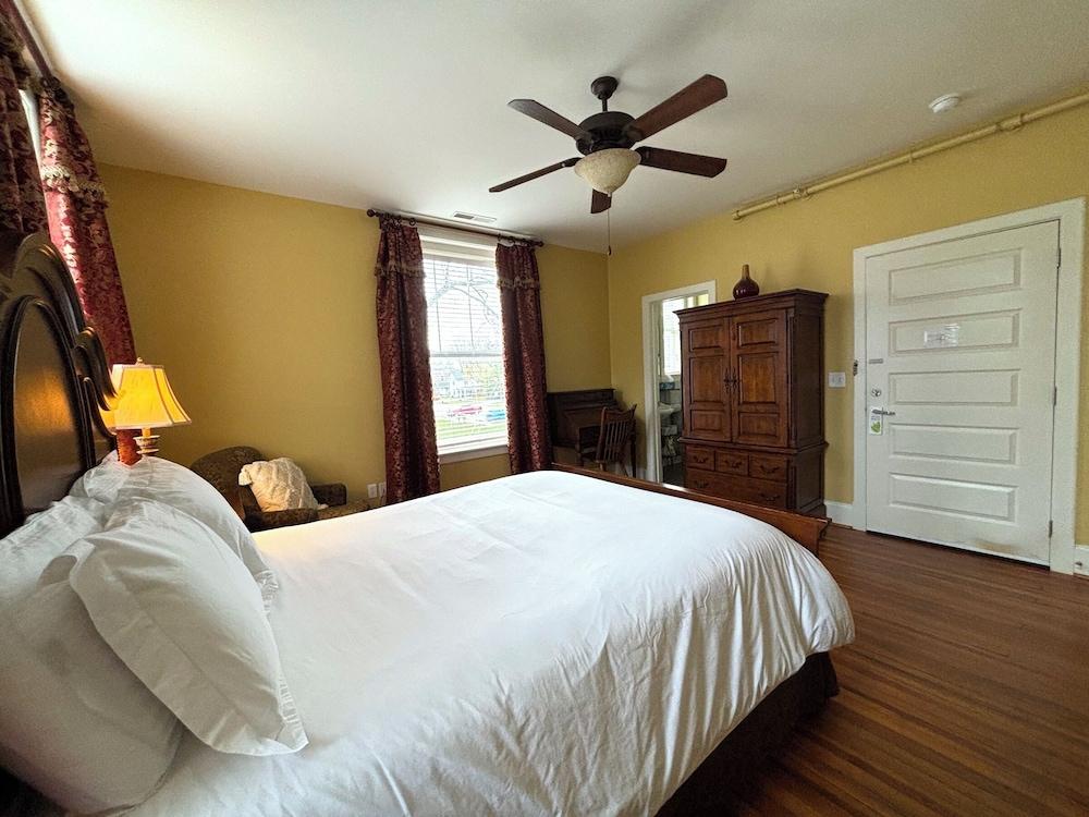 Grand Lux Inn photo 16