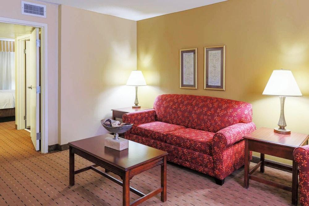 MCM Eleganté Hotel & Suites photo 11