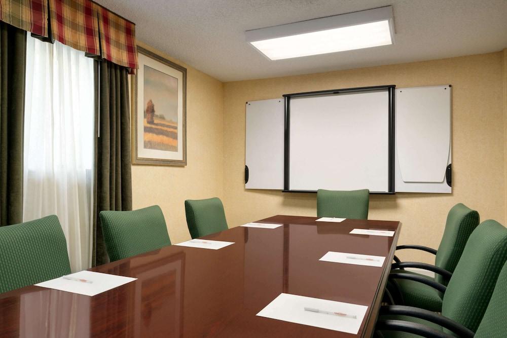 Hawthorn Suites by Wyndham Tinton Falls photo 34