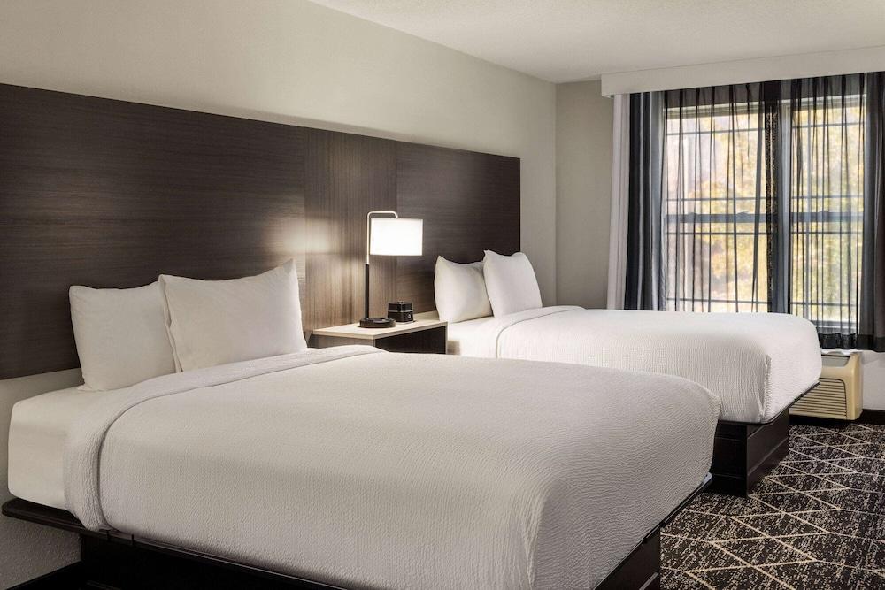La Quinta Inn & Suites by Wyndham Lake George photo 19