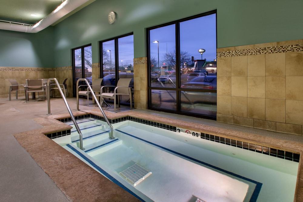 Holiday Inn Express & Suites - Interstate 380 at 33rd Avenue by IHG photo 10