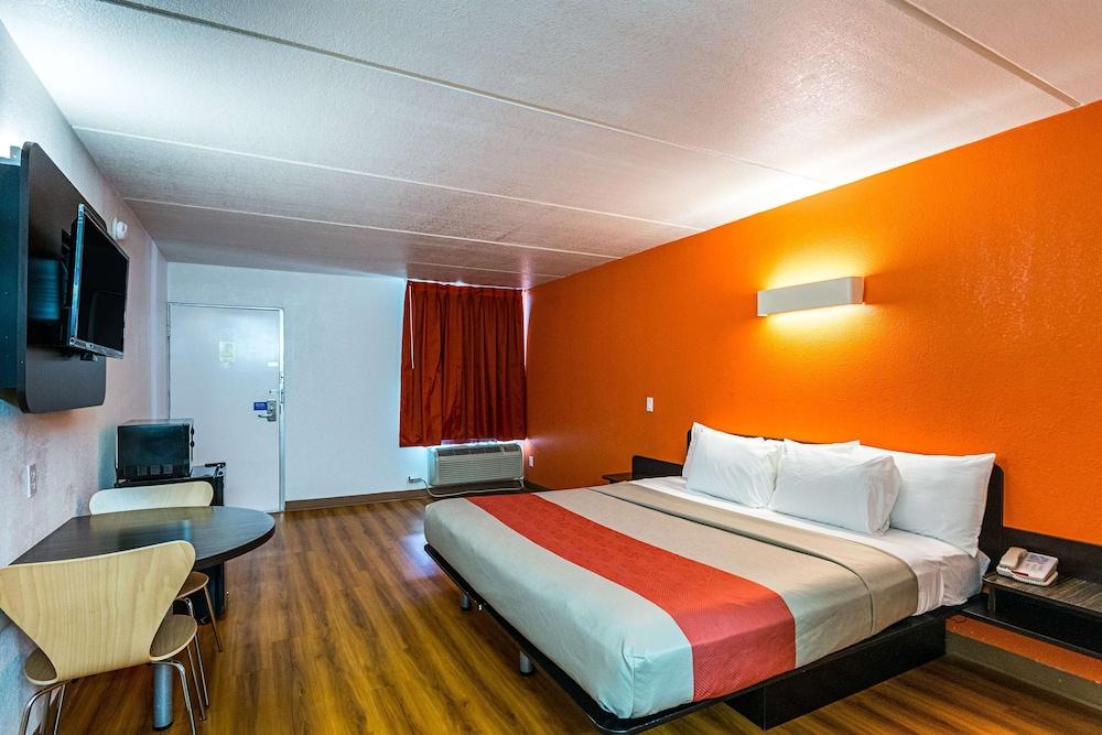 Motel 6 Cleveland, TX photo 3