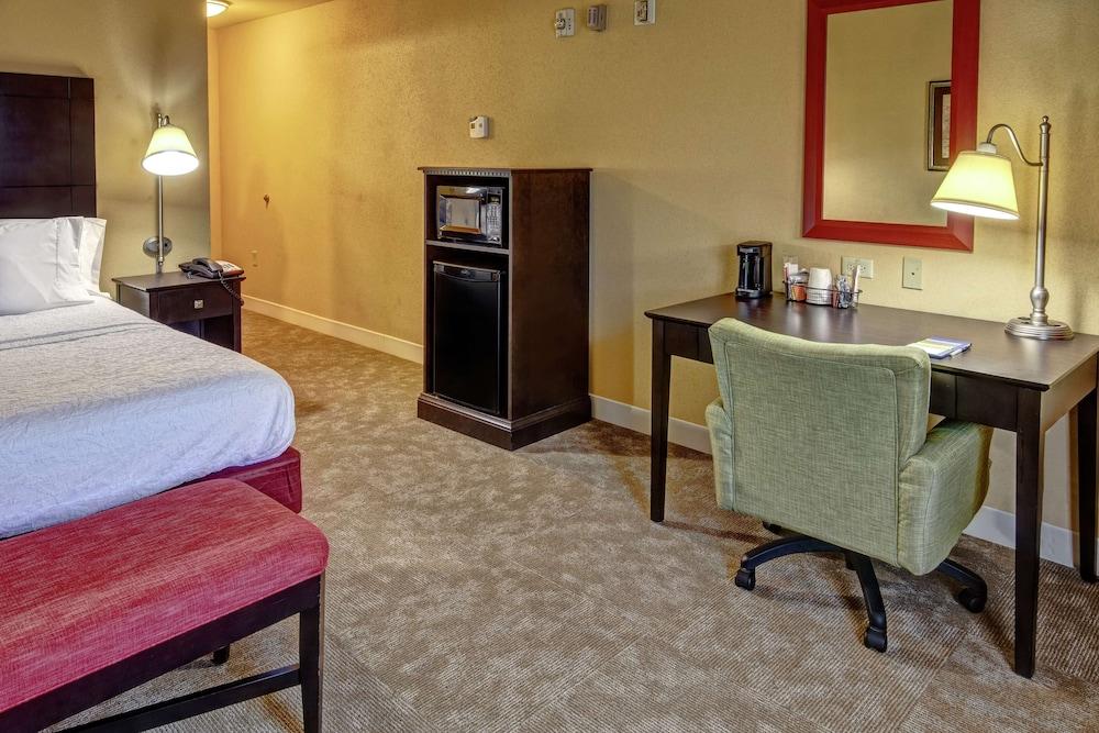 Hampton Inn Jacksonville-Anniston Area photo 27