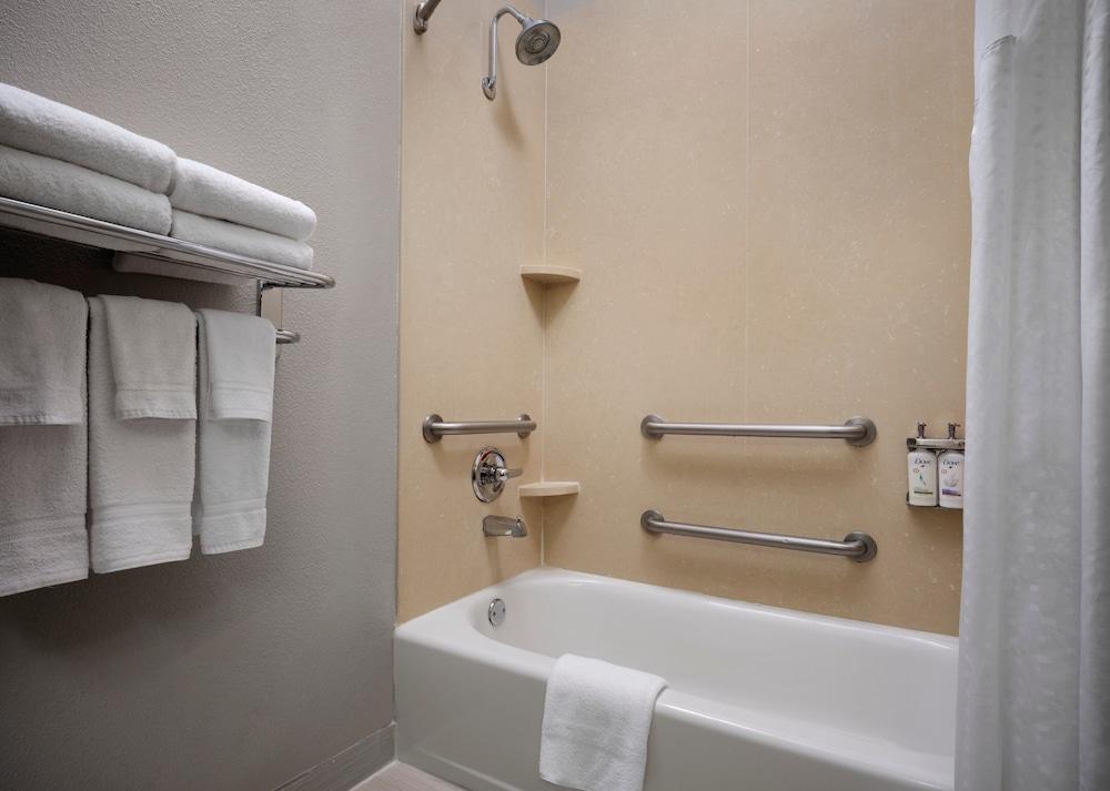 Holiday Inn Express & Suites DFW - Grapevine by IHG photo 7